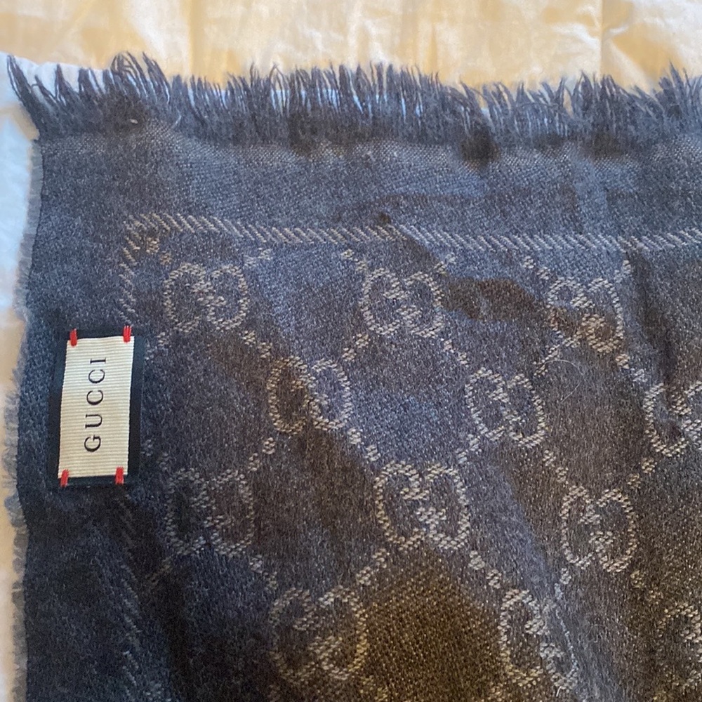 Like new Gucci jacquard scarf. Hardly worn, grey color.